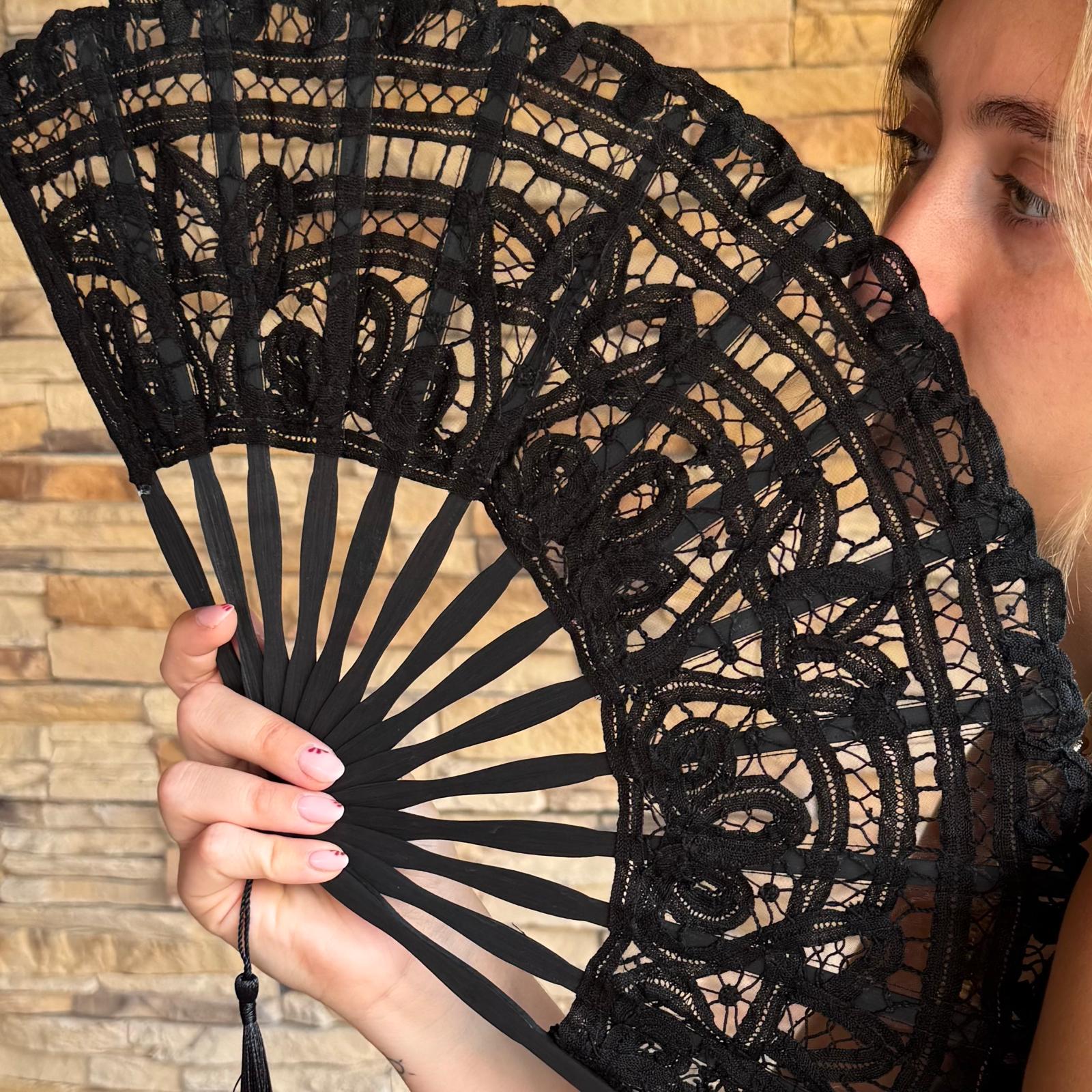 El Abanico Azabache de 27 cm está confeccionado con encaje tipo guipur sobre tela de algodón. Un elegante abanico negro ideal para bodas, madrinas, Semana Santa, ferias y todo tipo de eventos y celebraciones.