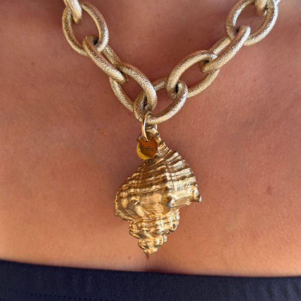 Collar Di Mare Caracola en acabado dorado con cadena de eslabones grandes y colgante de caracola marina.