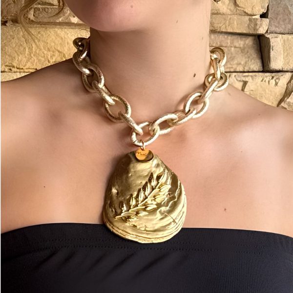 Collar Di Mare con concha natural tratadoen dorado y cadena de eslabones.