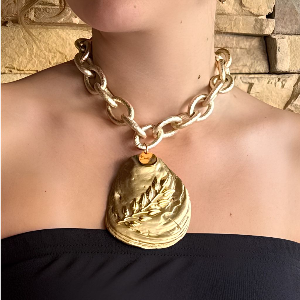 Collar Di Mare con concha natural tratadoen dorado y cadena de eslabones.