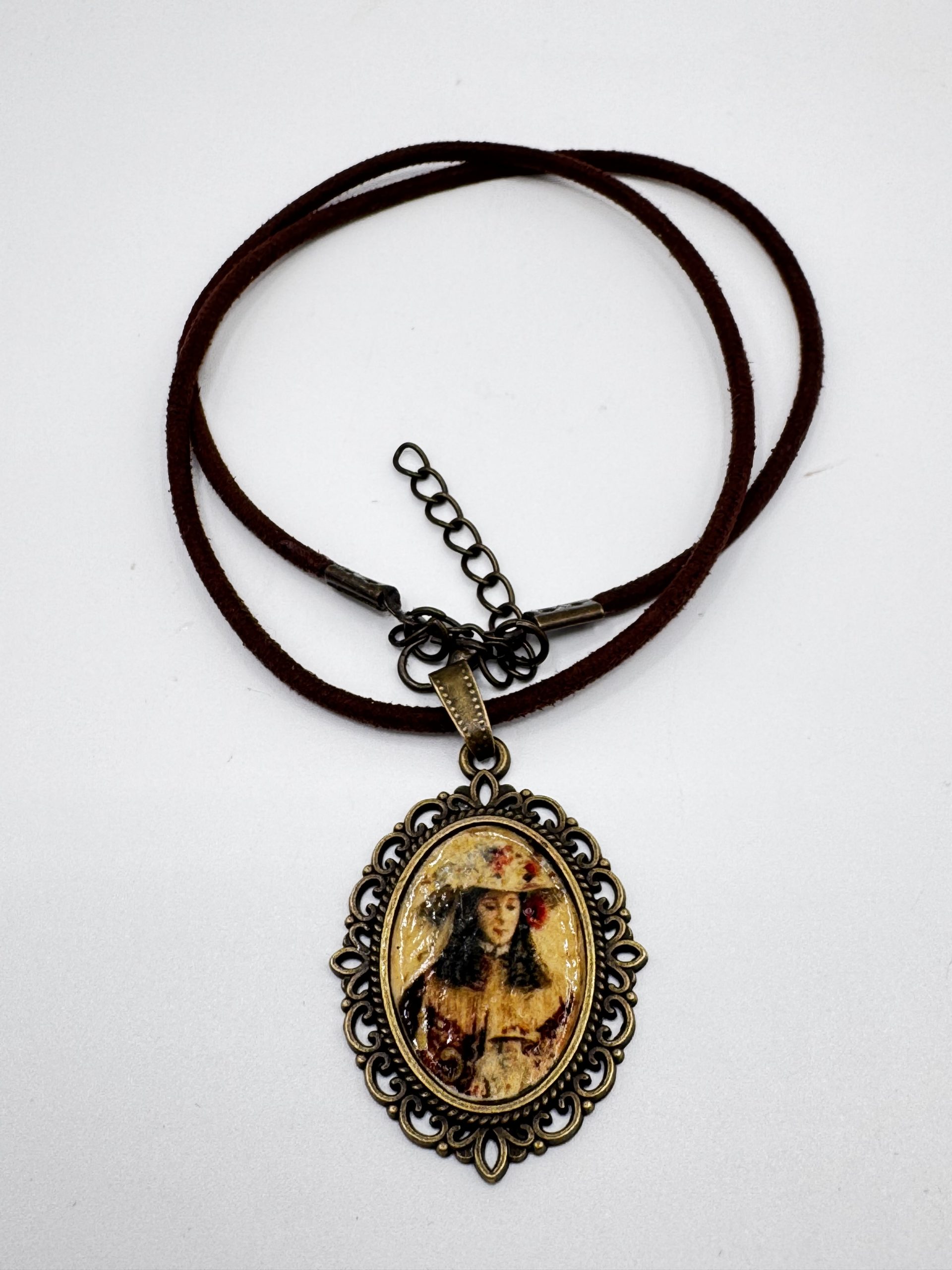 Colgante del Traslado de la Virgen del Rocío de Pastora con cordón marrón