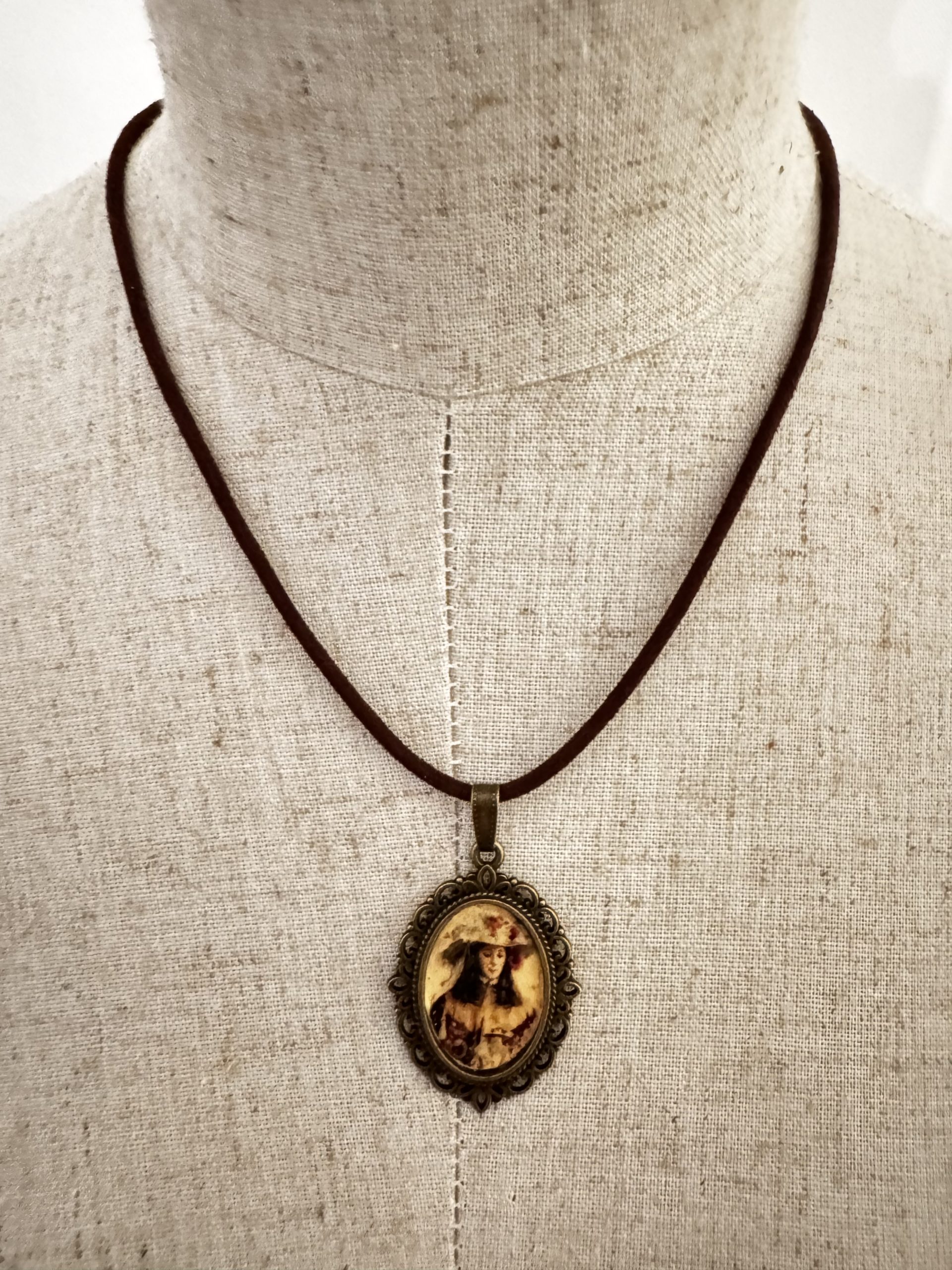 Colgante del Traslado de la Virgen del Rocío – Cordón de Algodón Marrón - Imagen 3