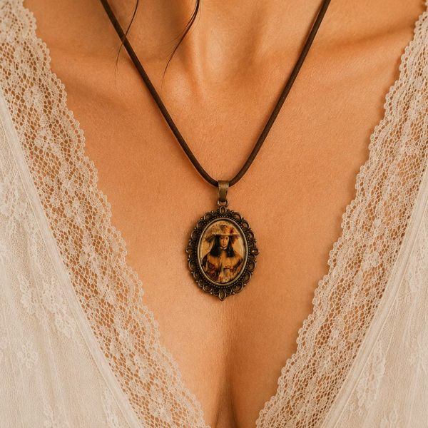 Colgante del Traslado de la Virgen del Rocío de Pastora con cordón marrón