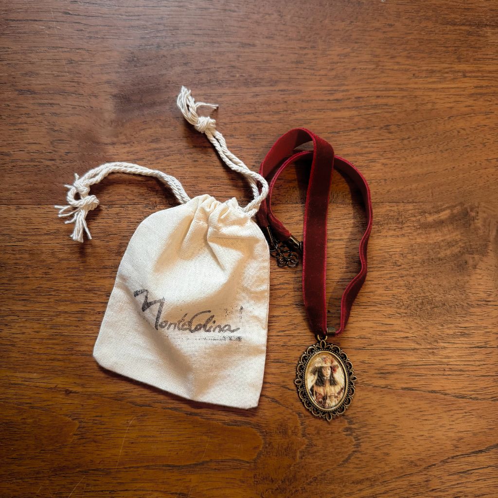 Colgante del Traslado de la Virgen del Rocío de Pastora con cinta terciopelo elástica burdeos