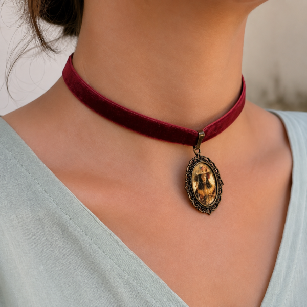 Colgante del Traslado de la Virgen del Rocío de Pastora con cinta terciopelo burdeos